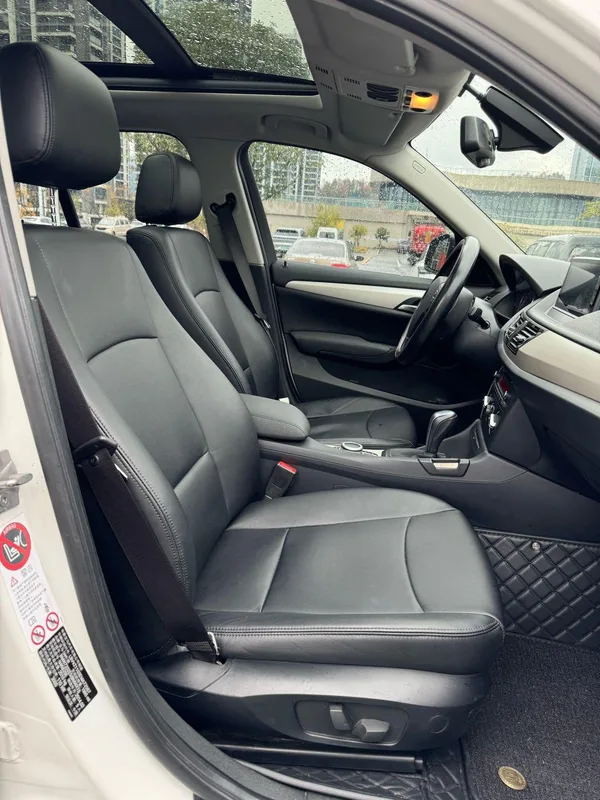 BMW X1 2013 sDrive18i Fashionable interior photo 14
