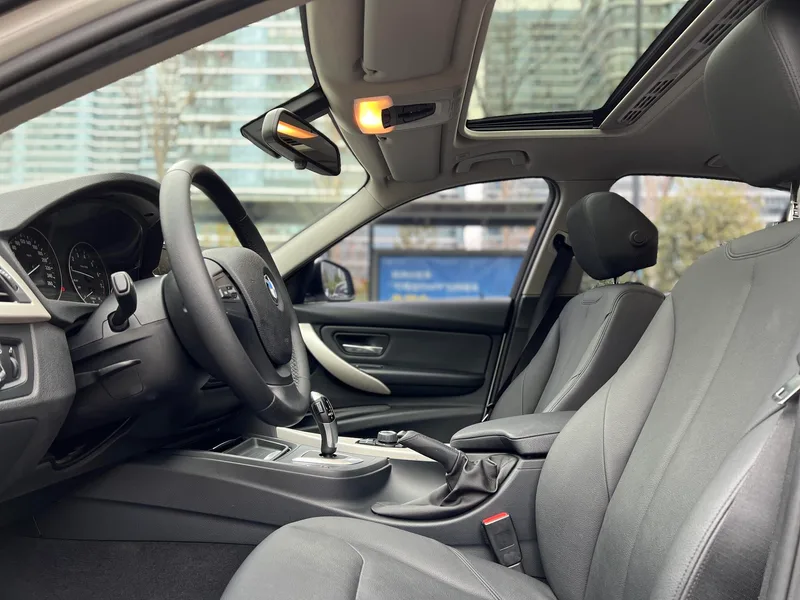 BMW 3 Series 2015 320i Super Yue Fashion interior photo 9