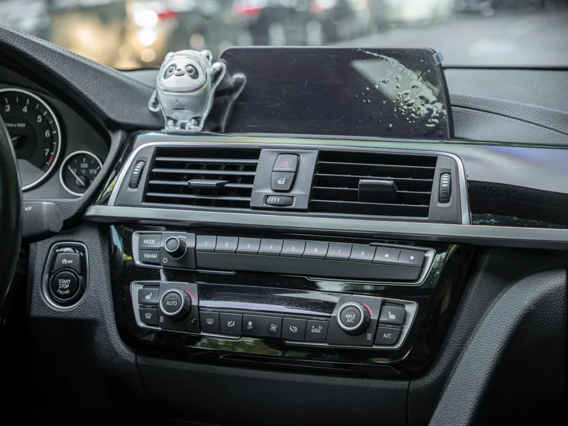 BMW 3 Series 2018 320Li Fashionable interior photo 8