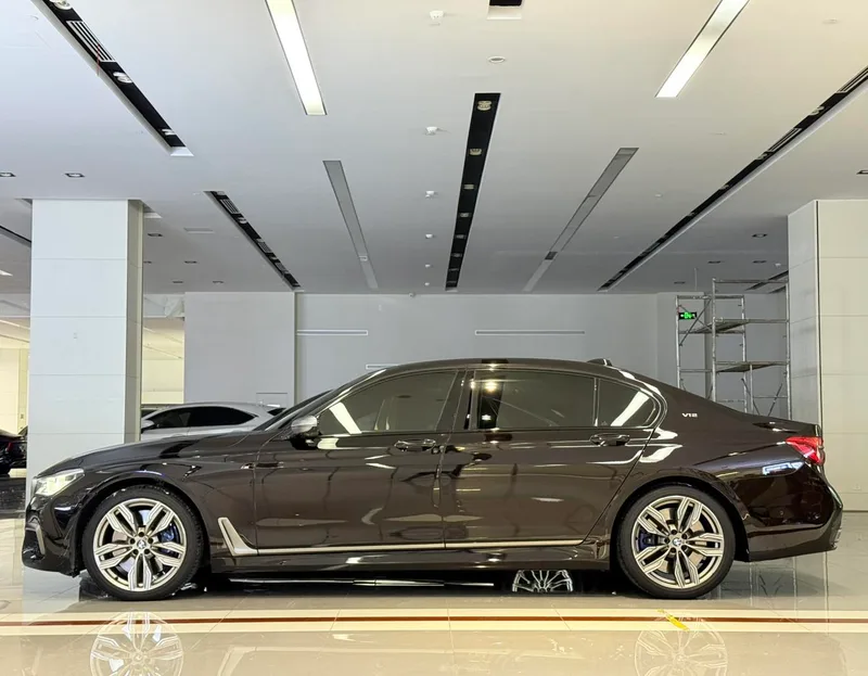 BMW 7 Series 2018 M760Li xDrive exterior photo 8