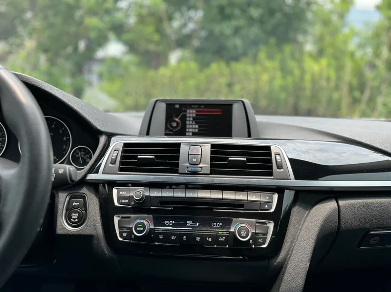 BMW 3 Series 2017 320Li Fashionable interior photo 16