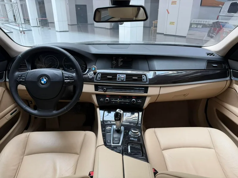 BMW 5 Series 2013 525Li Leading Type interior photo 11