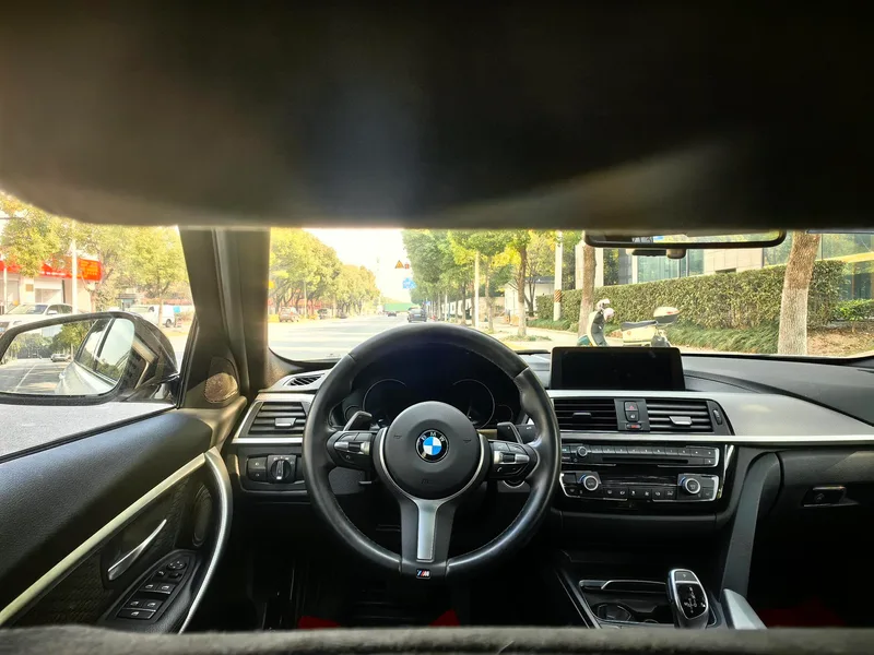 BMW 3 Series 2018 320i M Sports Obsidian Night Edition interior photo 12