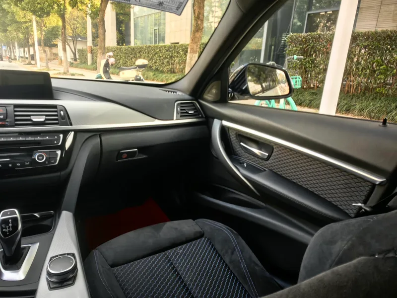 BMW 3 Series 2018 320i M Sports Obsidian Night Edition interior photo 15