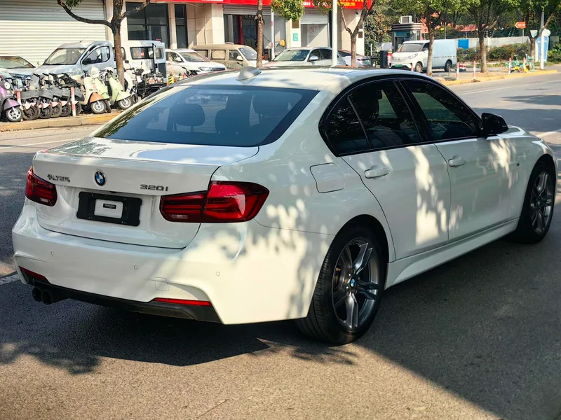BMW 3 Series 2018 320i M Sports Obsidian Night Edition interior photo 18