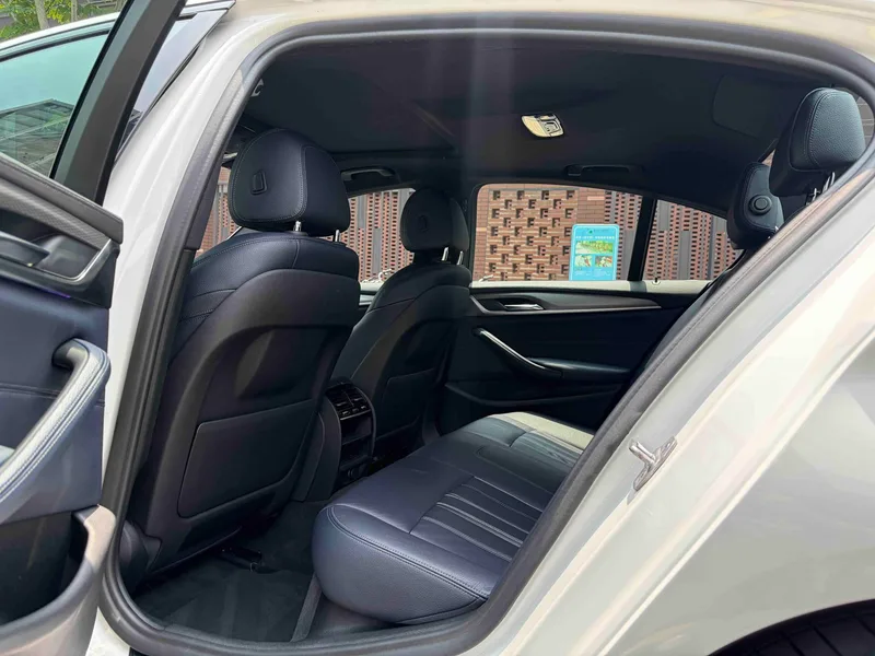 BMW 5 Series 2018 525i M Ensemble de sport intérieur photo 9