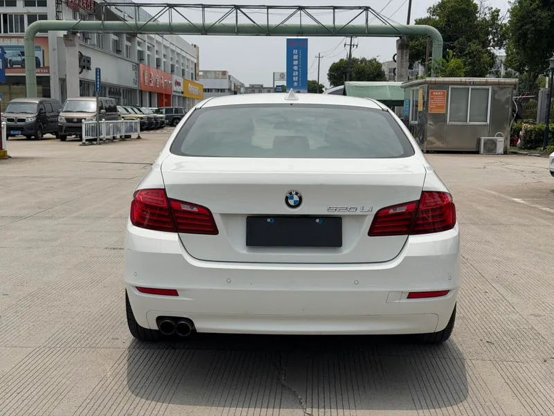 BMW 5 Series 2014 520Li Estilo elegante interior foto 8