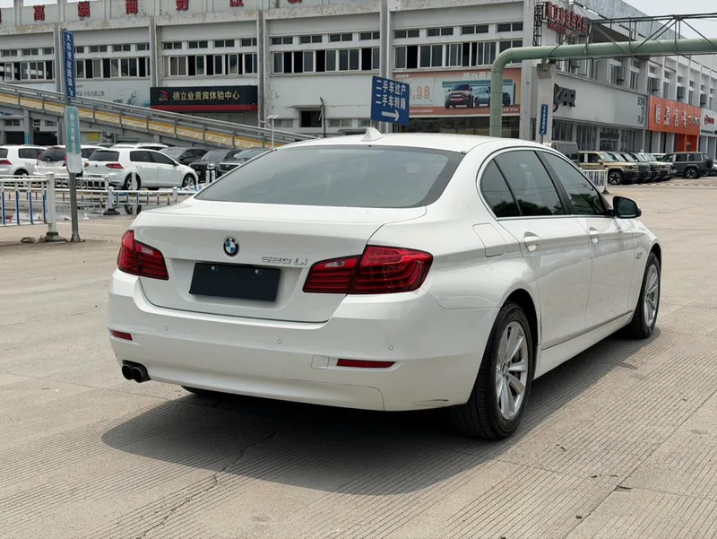 BMW 5 Series 2014 520Li Estilo elegante interior foto 9