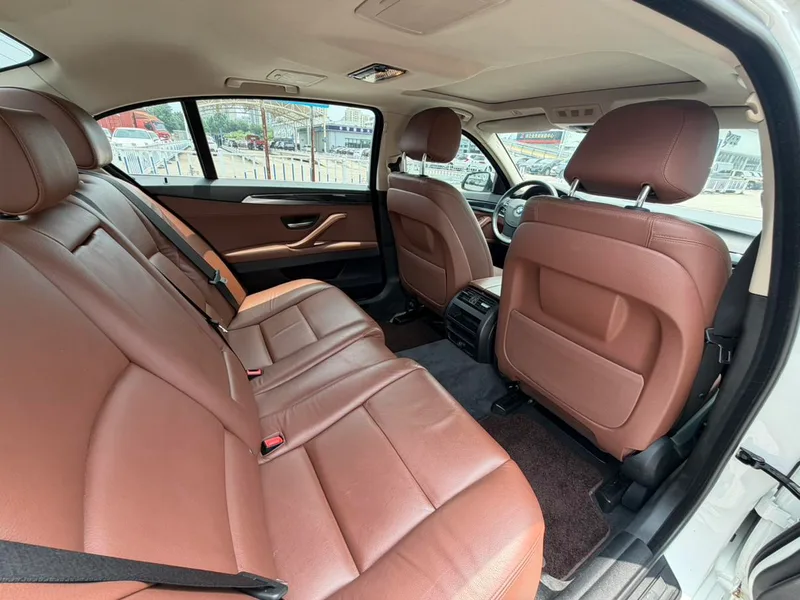 BMW 5 Series 2014 520Li Estilo elegante interior foto 10