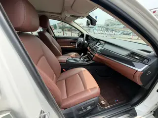 BMW 5 Series 2014 520Li Estilo elegante interior foto 11