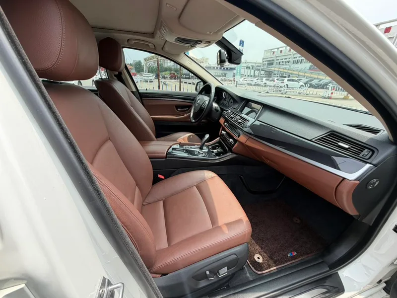 BMW 5 Series 2014 520Li Estilo elegante interior foto 11