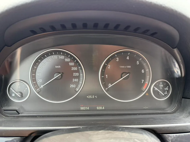 BMW 5 Series 2014 520Li Estilo elegante interior foto 12