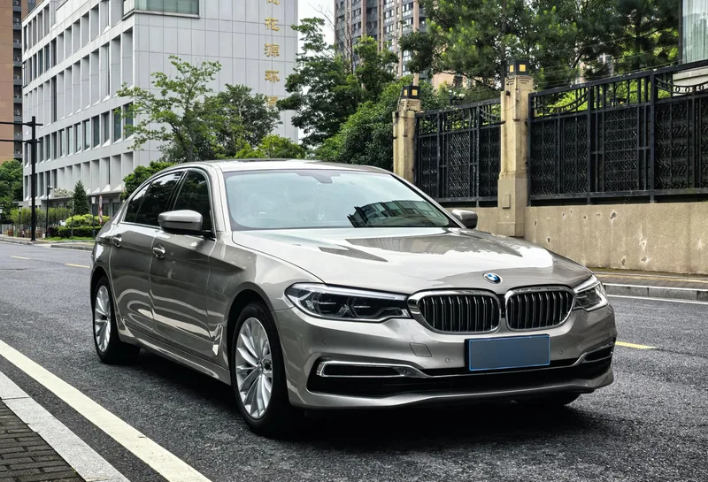 BMW 5 Series 2020 530Li Leading Type Luxury Set exterior photo 3