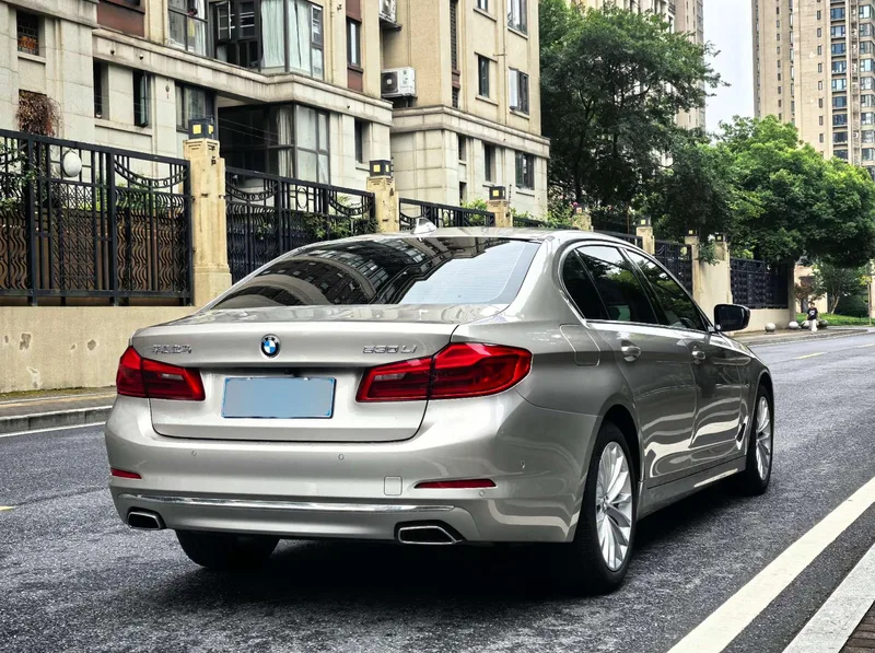BMW 5 Series 2020 530Li Leading Type Luxury Set exterior photo 4