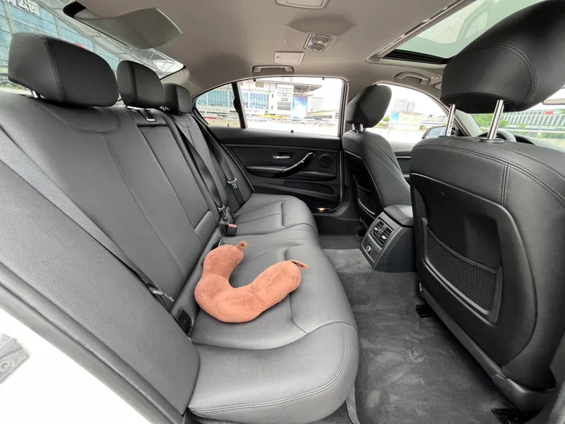 BMW 3 Series 2019 320Li M Sports suit interior photo 9