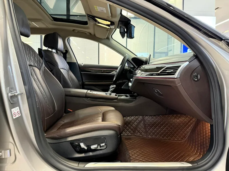 BMW 7 Series 2019 730Li M Sports suit exterior photo 4