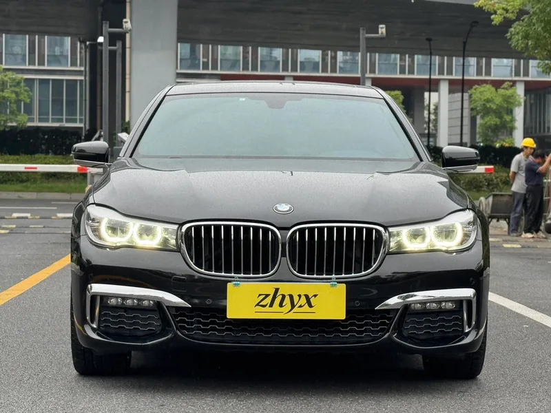 BMW 7 Series 2018 730Li Лидирующий M Спортивный костюм экстерьер фото 2