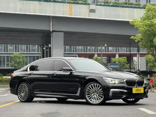 BMW 7 Series 2018 730Li Лидирующий M Спортивный костюм экстерьер фото 3