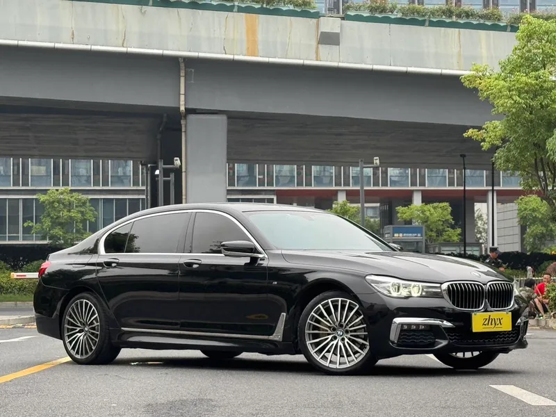 BMW 7 Series 2018 730Li Лидирующий M Спортивный костюм экстерьер фото 3
