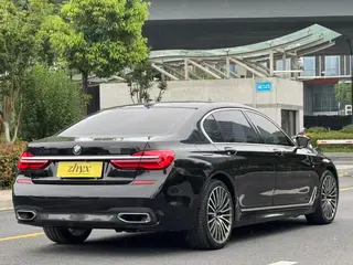 BMW 7 Series 2018 730Li Лидирующий M Спортивный костюм экстерьер фото 7