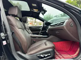 BMW 7 Series 2018 730Li Лидирующий M Спортивный костюм интерьер фото 9