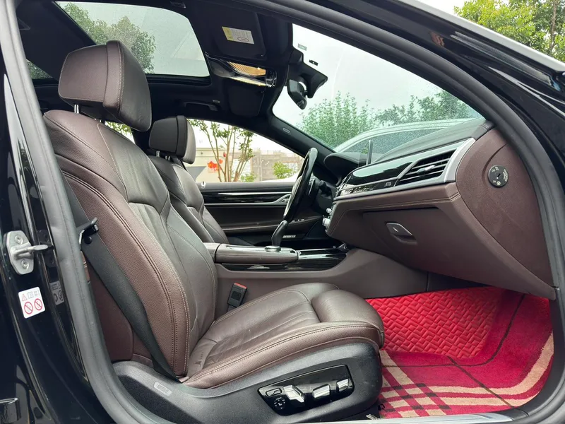 BMW 7 Series 2018 730Li Лидирующий M Спортивный костюм интерьер фото 9