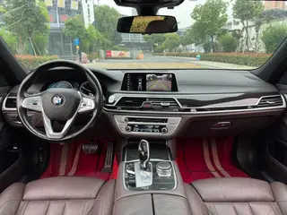 BMW 7 Series 2018 730Li Лидирующий M Спортивный костюм интерьер фото 12