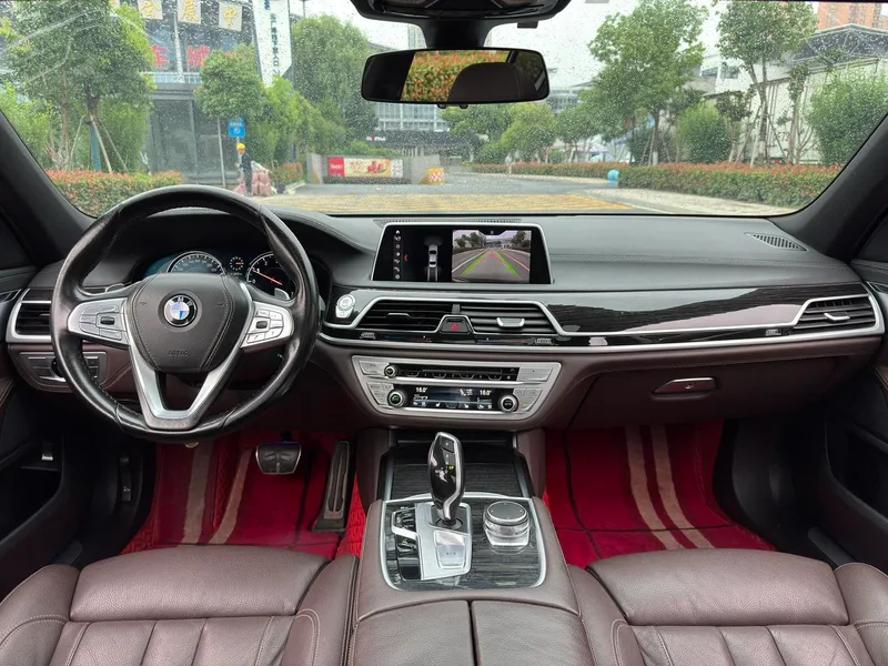 BMW 7 Series 2018 730Li Лидирующий M Спортивный костюм интерьер фото 12