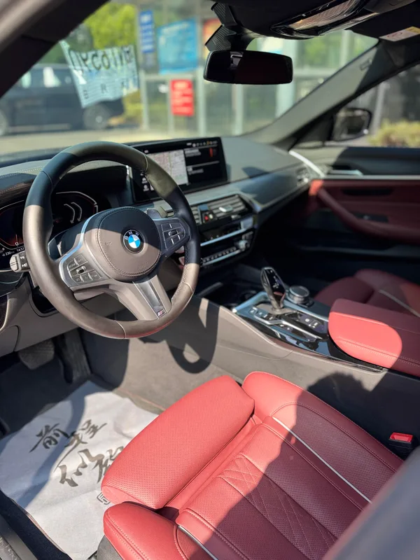 BMW 5 Series 2023 530Li Tipo de lujo M Conjunto deportivo interior foto 9