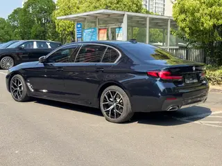 BMW 5 Series 2023 530Li Tipo de lujo M Conjunto deportivo interior foto 14