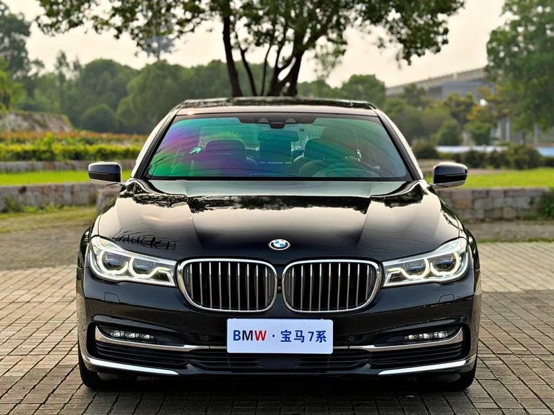 BMW 7 Series 2016 740Li De lujo exterior foto 2