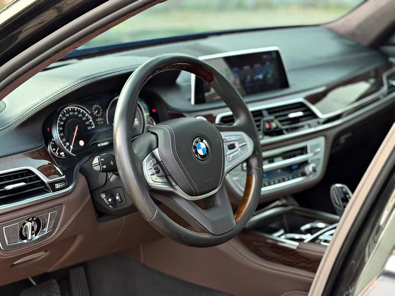 BMW 7 Series 2016 740Li De lujo exterior foto 4