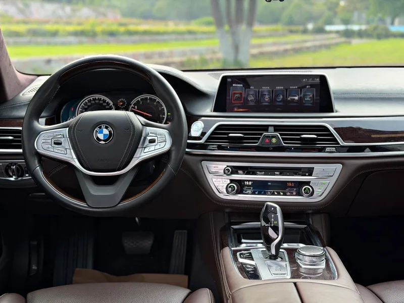 BMW 7 Series 2016 740Li De lujo exterior foto 8