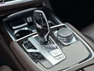 BMW 7 Series 2016 740Li De lujo interior foto 11
