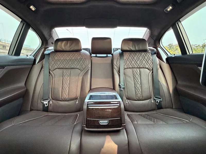 BMW 7 Series 2016 740Li De lujo interior foto 12