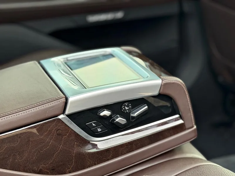 BMW 7 Series 2016 740Li De lujo interior foto 13