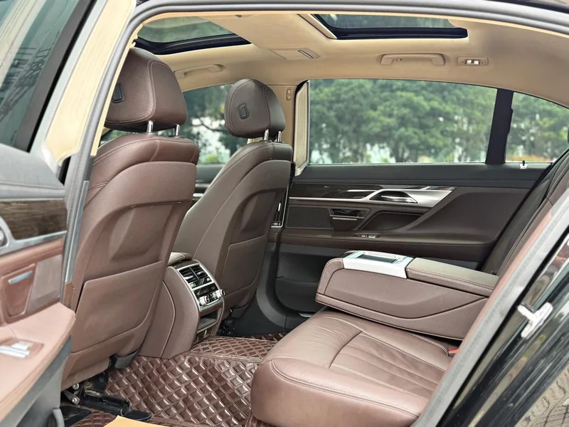 BMW 7 Series 2017 730Li Leading Type exterior photo 7