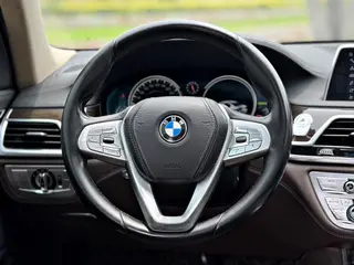 BMW 7 Series 2017 730Li Leading Type exterior photo 9