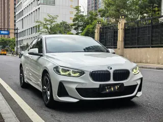 BMW 1 Series 2021 120i M Versión deportiva exterior foto 3