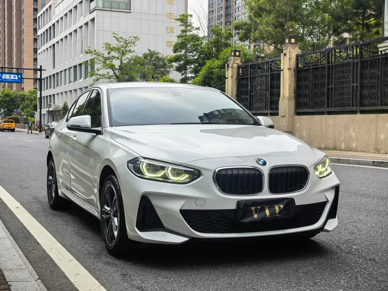 BMW 1 Series 2021 120i M Versión deportiva exterior foto 3