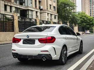 BMW 1 Series 2021 120i M Versión deportiva exterior foto 4