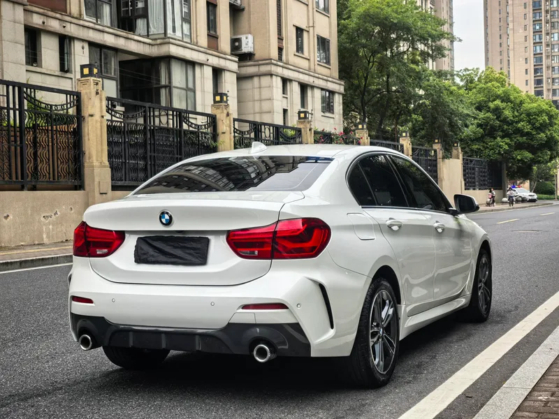 BMW 1 Series 2021 120i M Versión deportiva exterior foto 4
