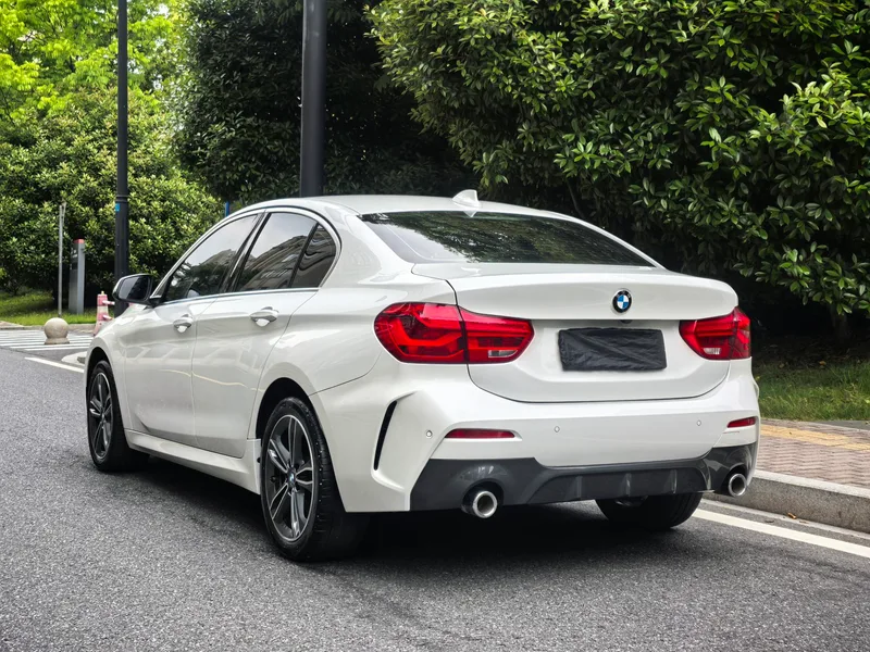 BMW 1 Series 2021 120i M Versión deportiva exterior foto 5