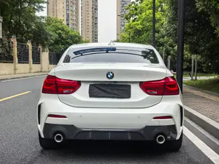 BMW 1 Series 2021 120i M Versión deportiva exterior foto 6