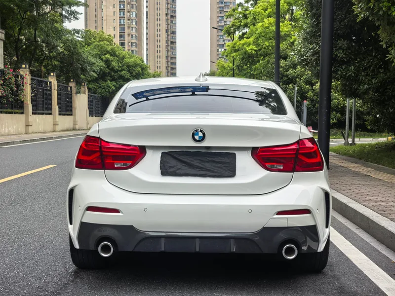 BMW 1 Series 2021 120i M Versión deportiva exterior foto 6