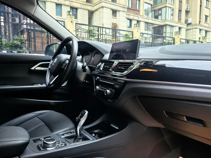 BMW 1 Series 2021 120i M Versión deportiva interior foto 9