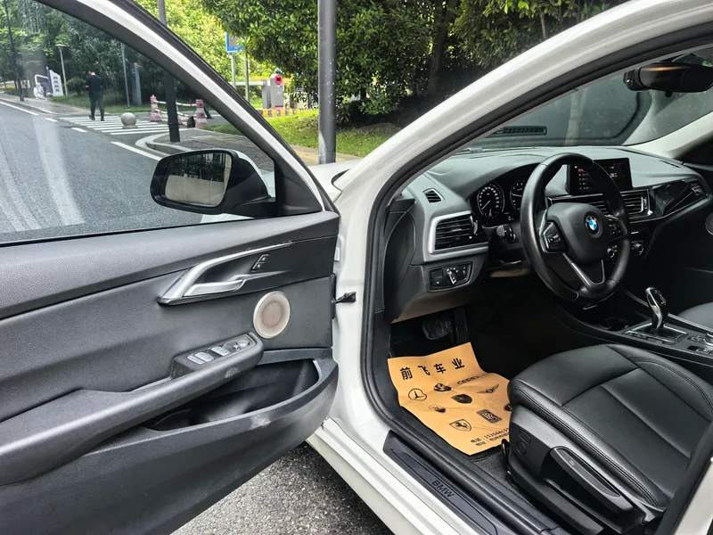 BMW 1 Series 2021 120i M Versión deportiva interior foto 11
