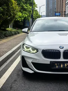 BMW 1 Series 2021 120i M Versión deportiva interior foto 12