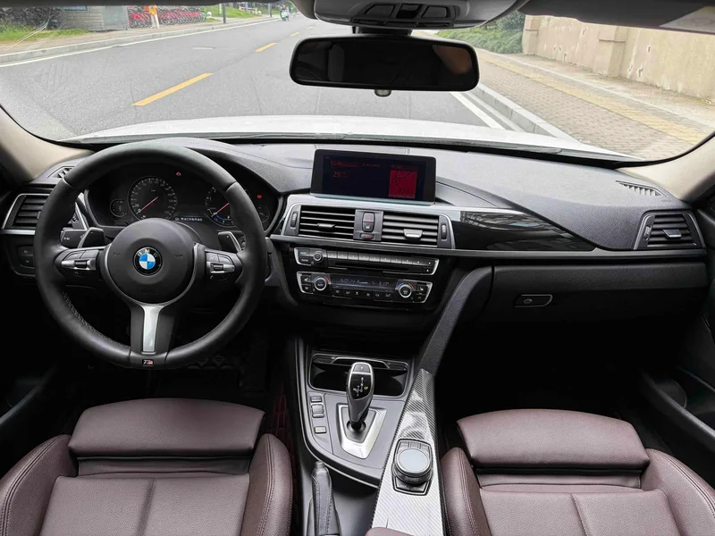 BMW 3 Series 2019 320Li M Conjunto deportivo interior foto 9