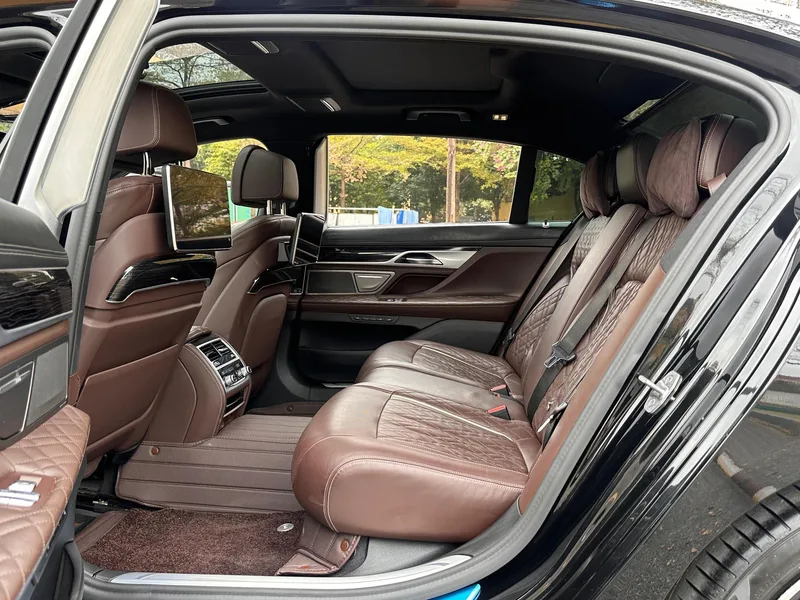 BMW 7 Series 2019 740Li Type de luxe M Ensemble de sport intérieur photo 9